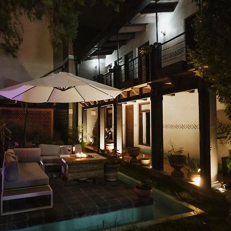Yox Hotel Boutique San Cristóbal de Las Casas 外观 照片 The hotel's courtyard at night