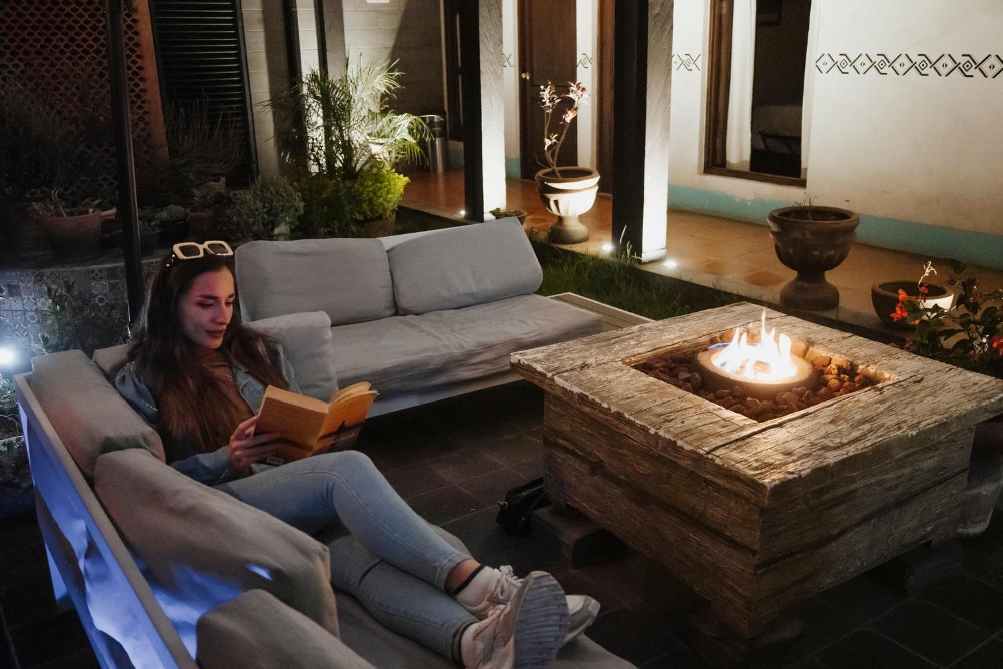 Yox Hotel Boutique San Cristóbal de Las Casas 外观 照片 A woman reading a book in a hotel