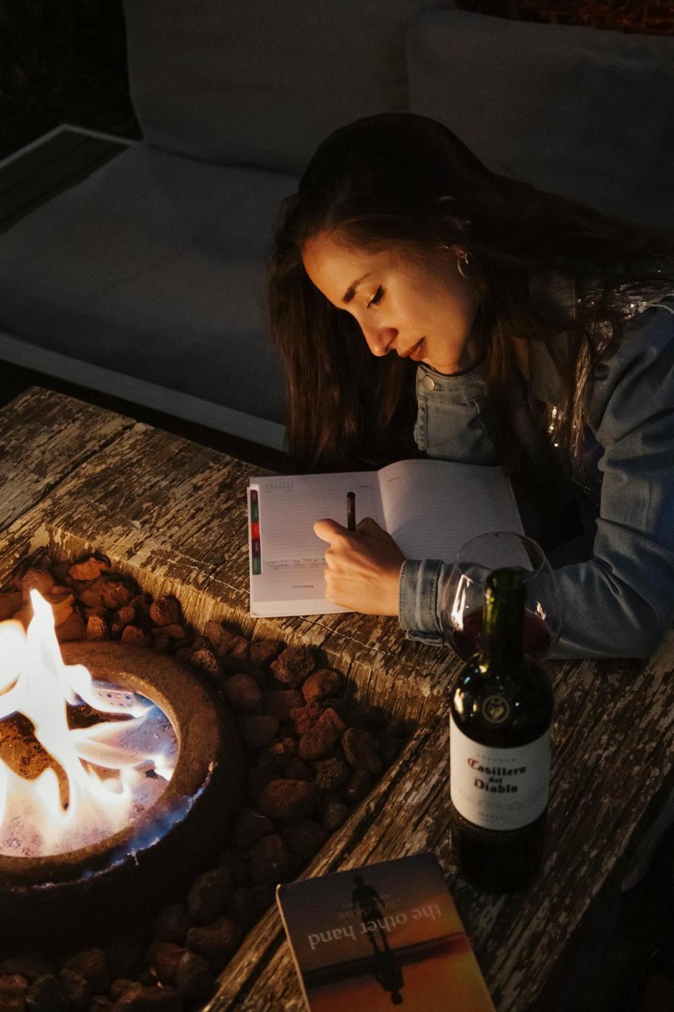 Yox Hotel Boutique San Cristóbal de Las Casas 外观 照片 A woman writing in a journal