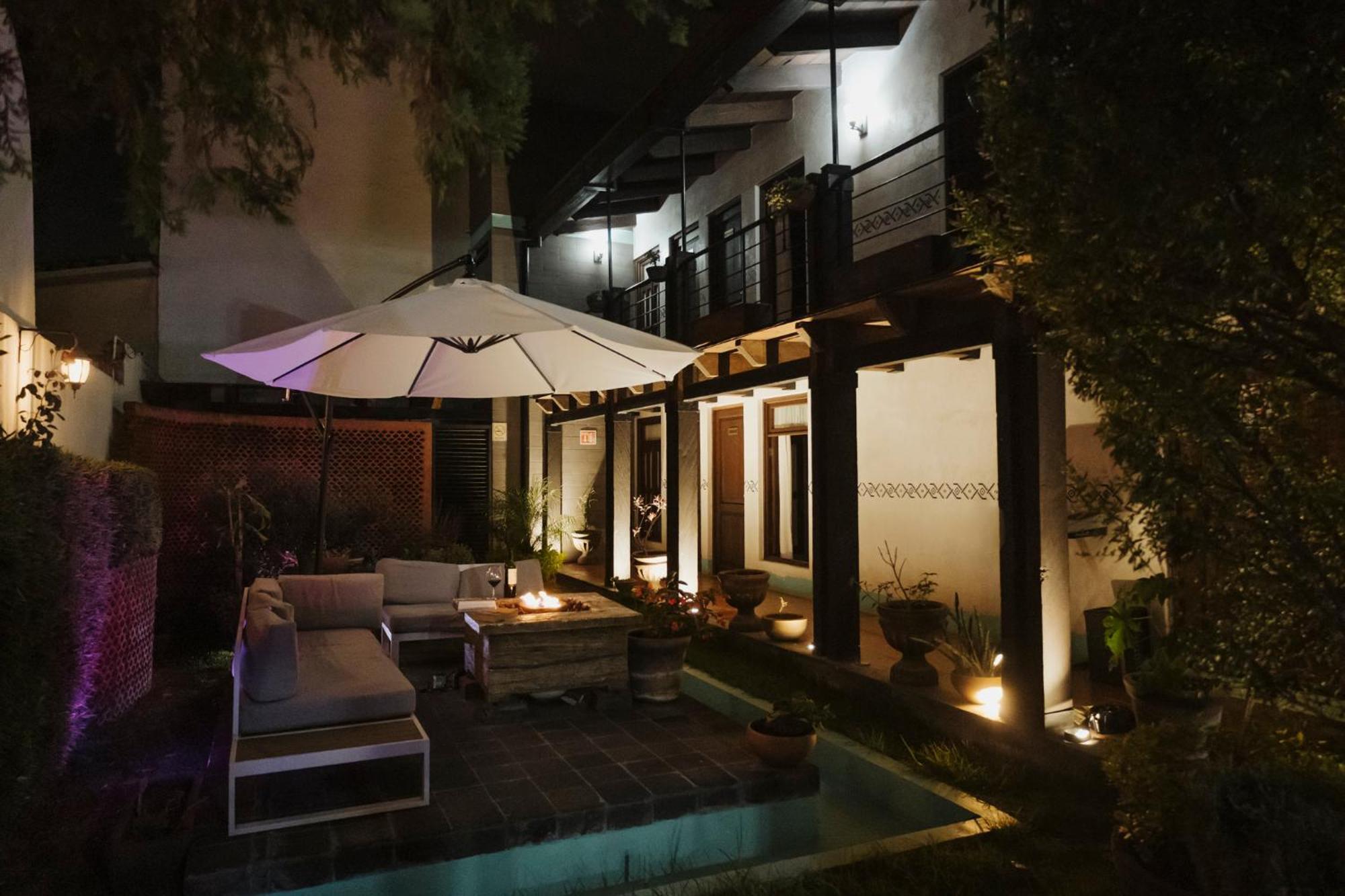 Yox Hotel Boutique San Cristóbal de Las Casas 外观 照片 The hotel's courtyard at night